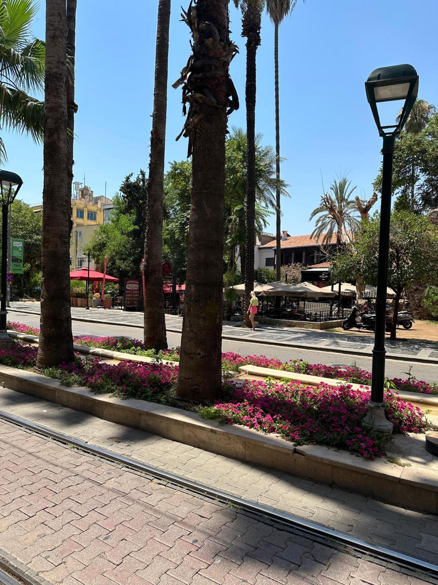 Loost Town Inn Hotel Antalia Esterno foto